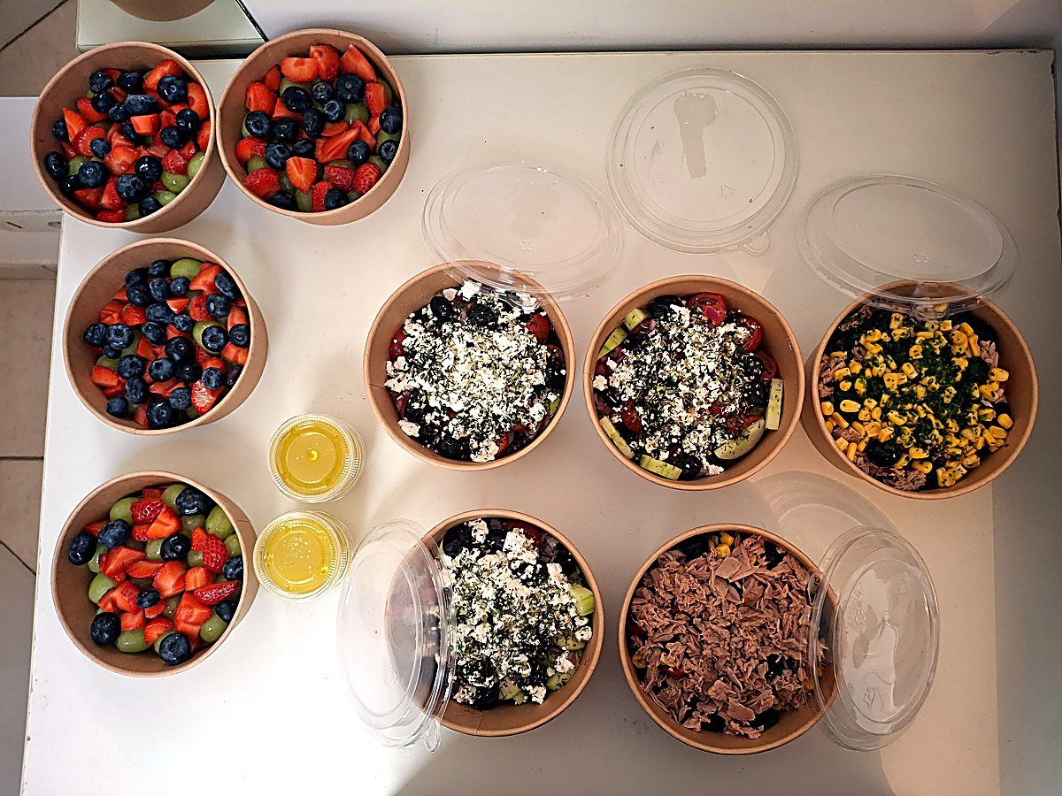 Salade de fruits frais : fraises, myrtilles et raisin dans un bol kraft