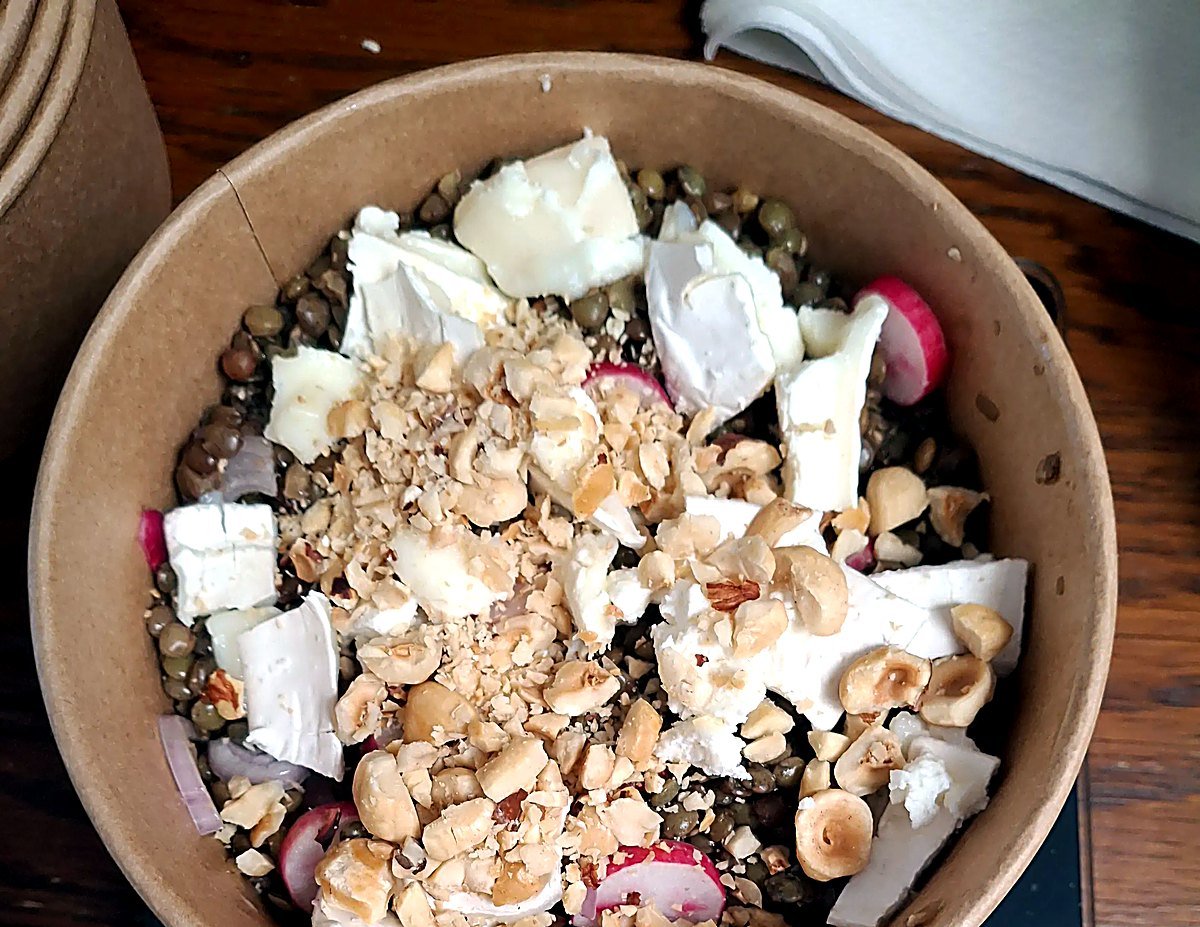 La Lentille : salade de lentilles vertes, chèvre, noisettes torréfiées et radis