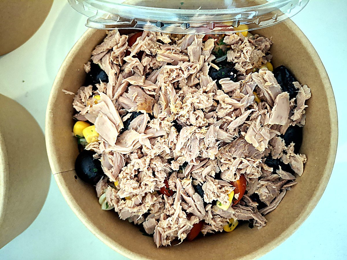 La Pasta : salade de fusilli au thon albacore entier, maïs, tomates cerises et olives noires