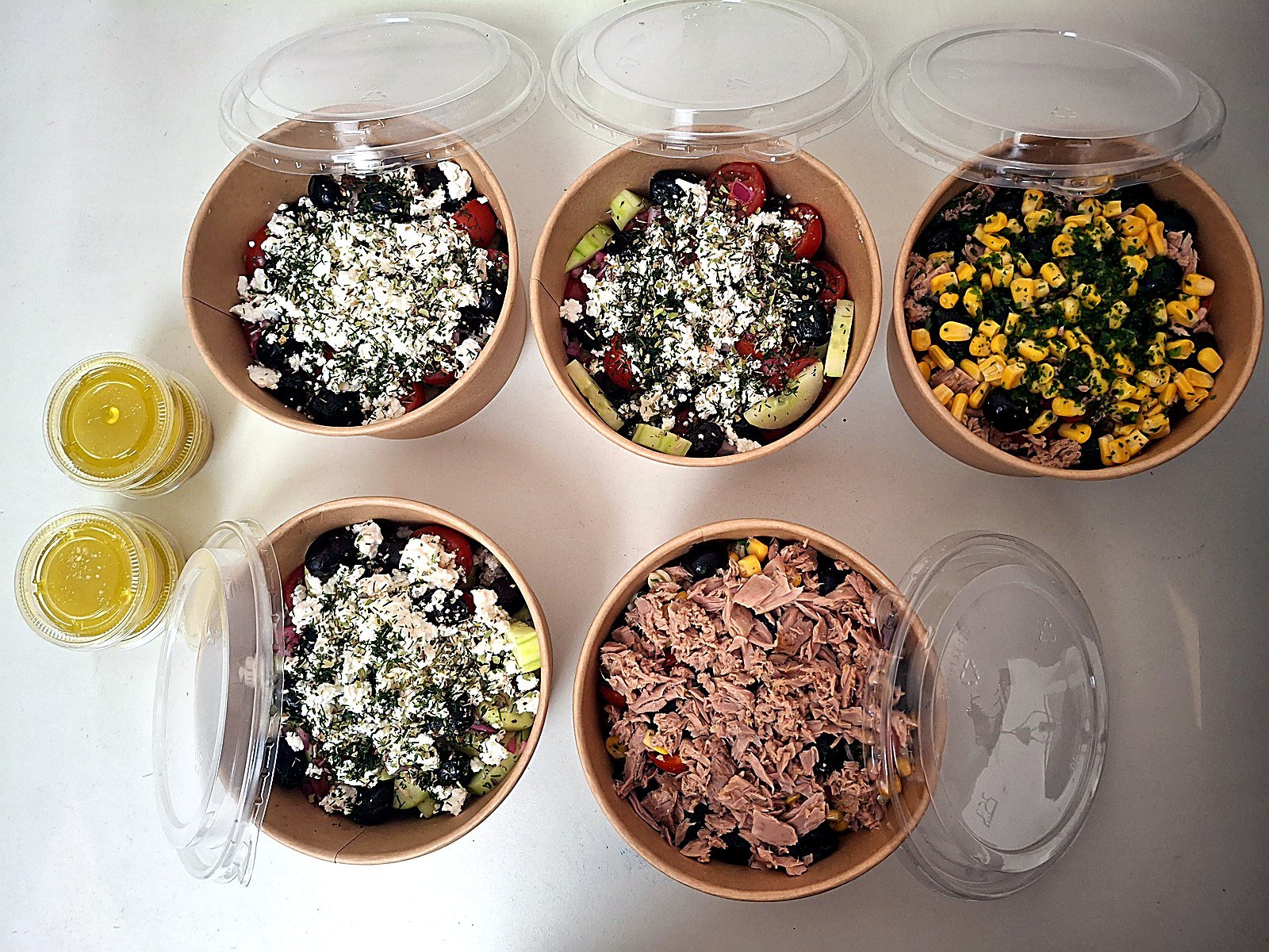 Vue de dessus de la production SAINPLEMENT : salades grecques, salades de pâtes au thon et salades de fruits en bols kraft